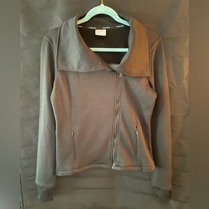 Head size S. 97% polyester 3% spandex. Worn once no stains pilling or tears.